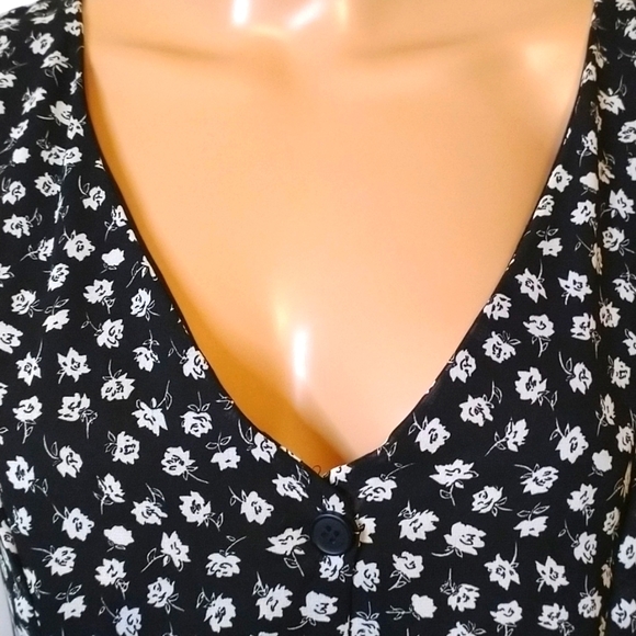 Beautiful NWOT Divided button up flowered puff sleeved silky dress - Picture 3 of 9